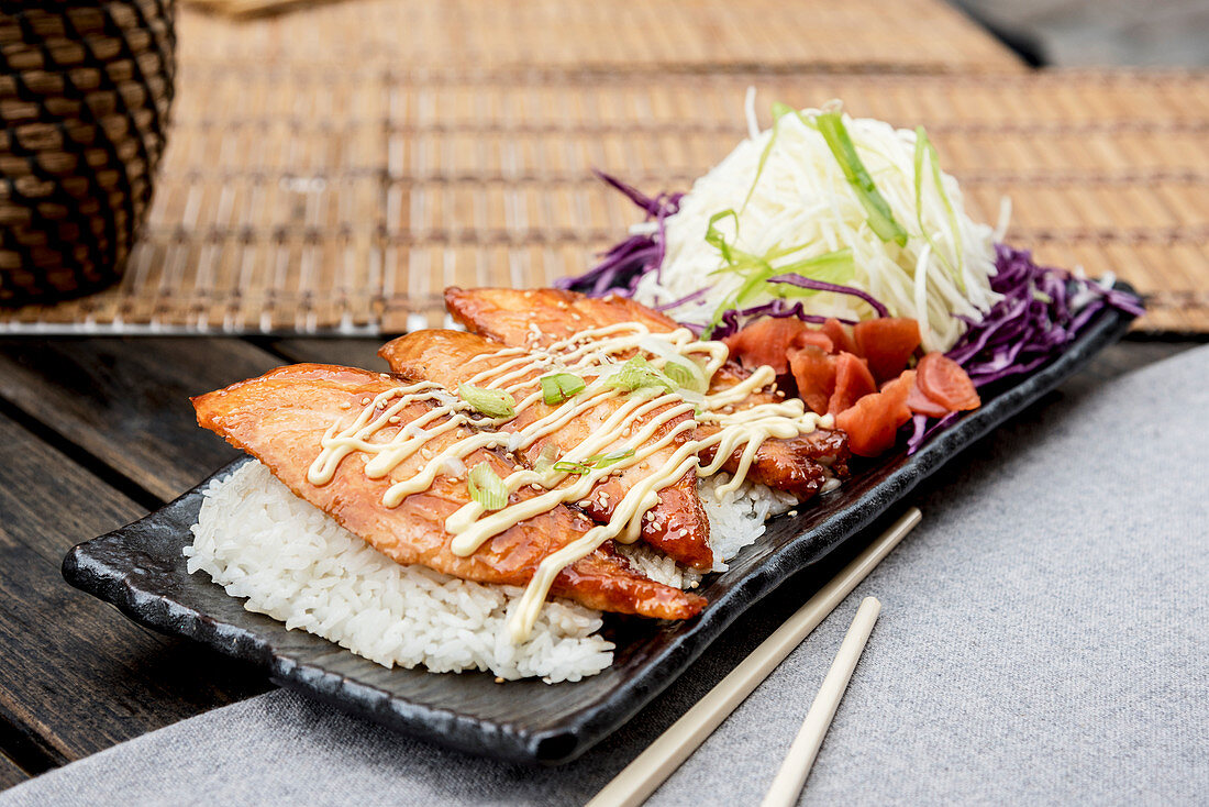 Gegrillter Lachs Teriyaki mit Reis, Gurken und Salat (Japan)