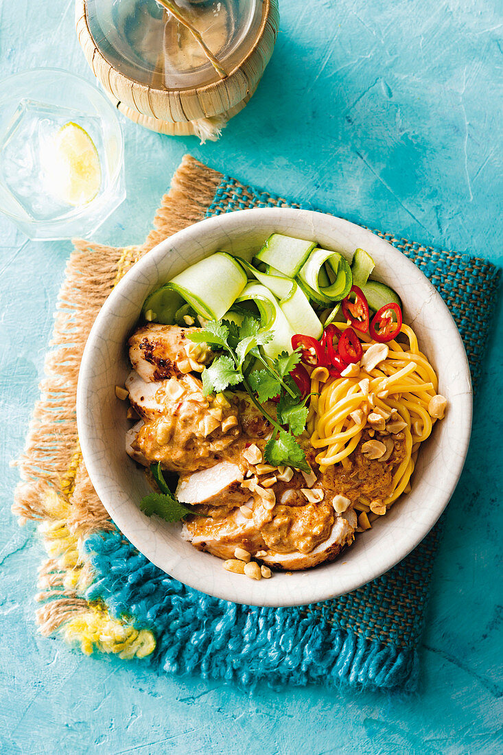 Hähnchen mit Kokos-Satay-Sauce und Hokkiennudeln in einer Schale