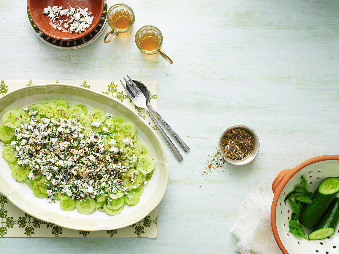 Gurken-Feta-Salat mit Zaatar