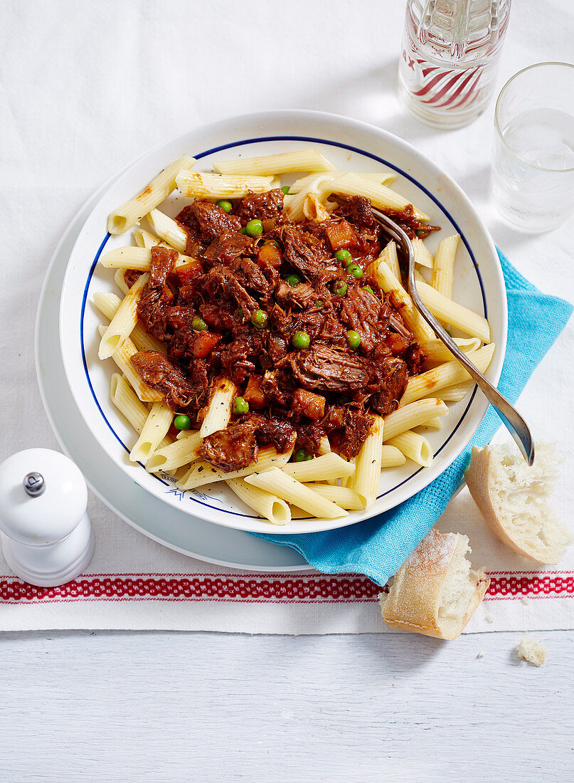 Penne mit geschmortem Rindfleisch und Gemüse