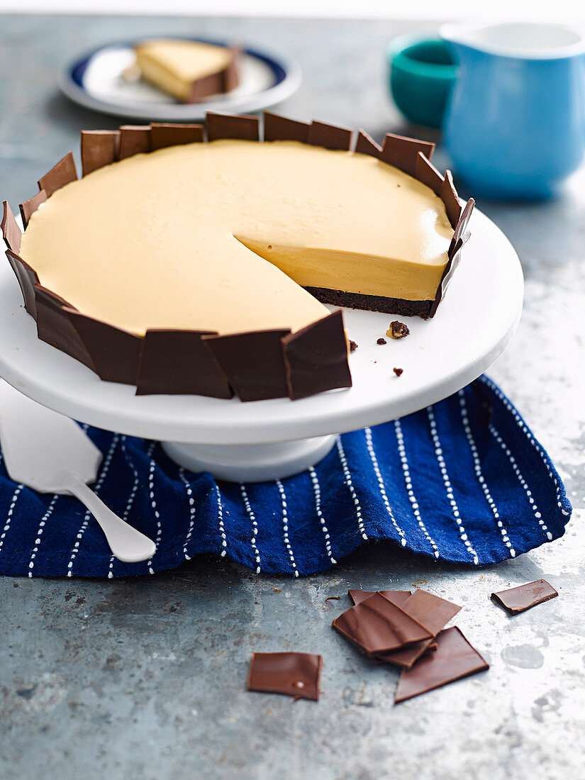 Caramel cream cheese cake with chocolate spoonfuls