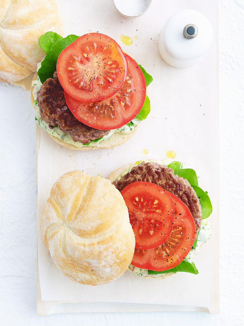 Quick lamb burger with tomatoes and caper herb mayonnaise