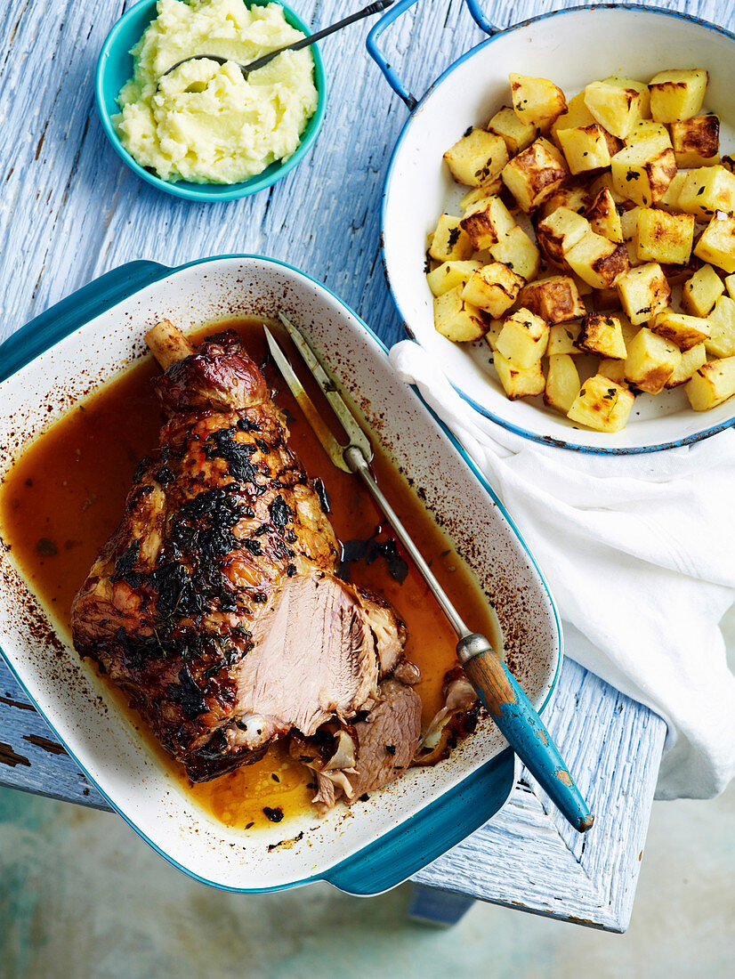 Griechischer Lammbraten mit Skordalia und Bratkartoffeln