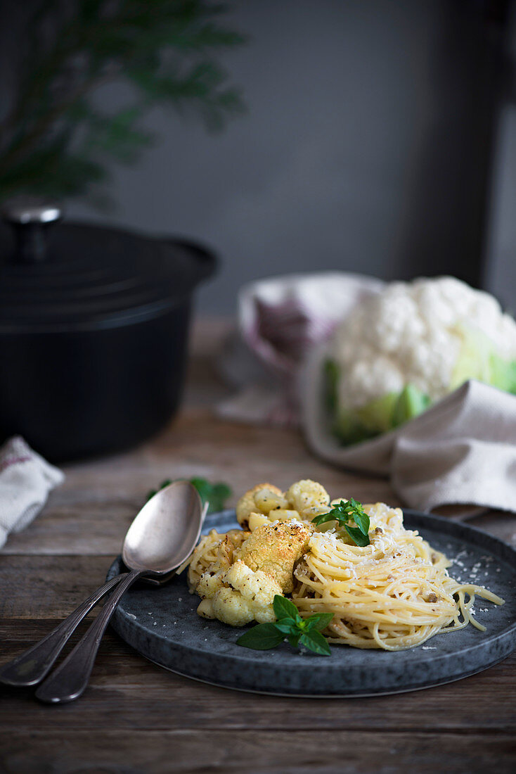 Spaghetti mit gebackenem Blumenkohl auf rustikalem Holztisch