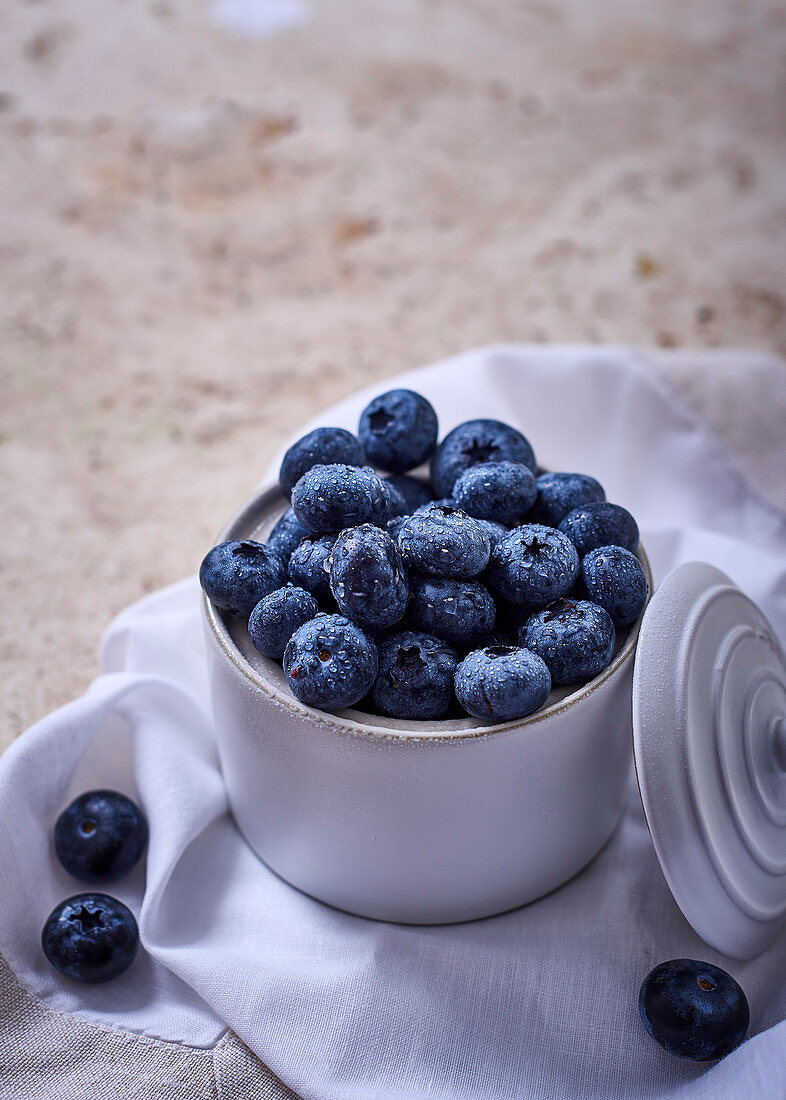 Blaubeeren in einer Zuckerdose