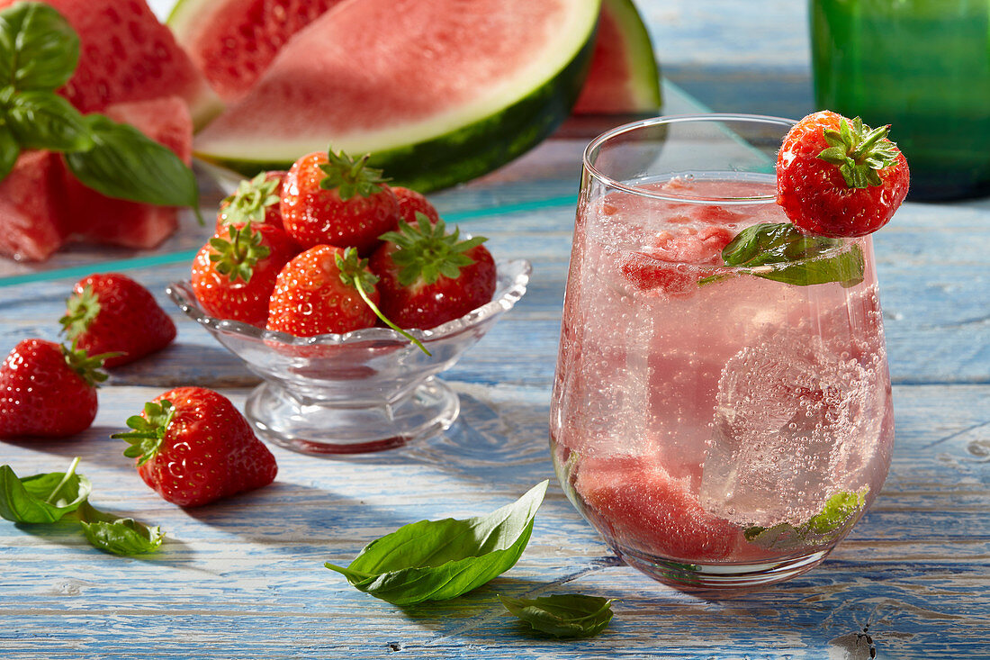 Aqua Fresca mit Wassermelone und Erdbeeren