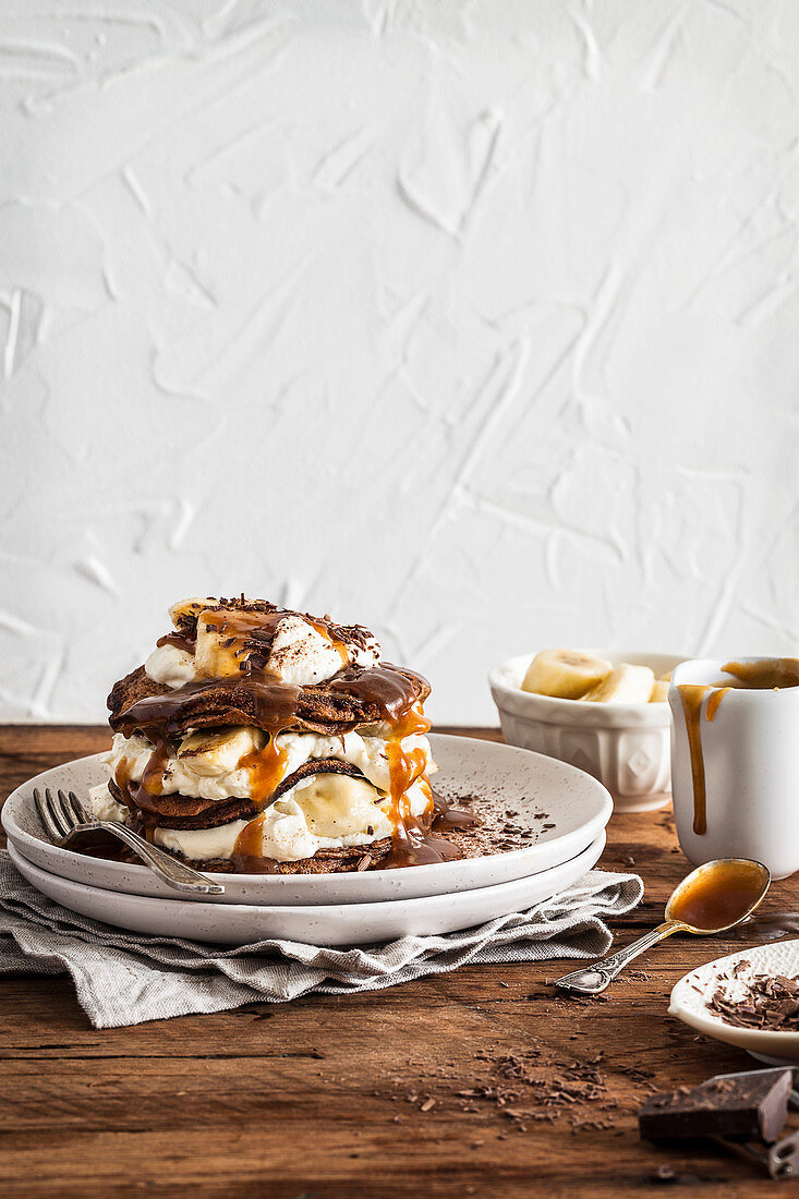 Schokoladen-Karamell-Pancakes mit Bananen