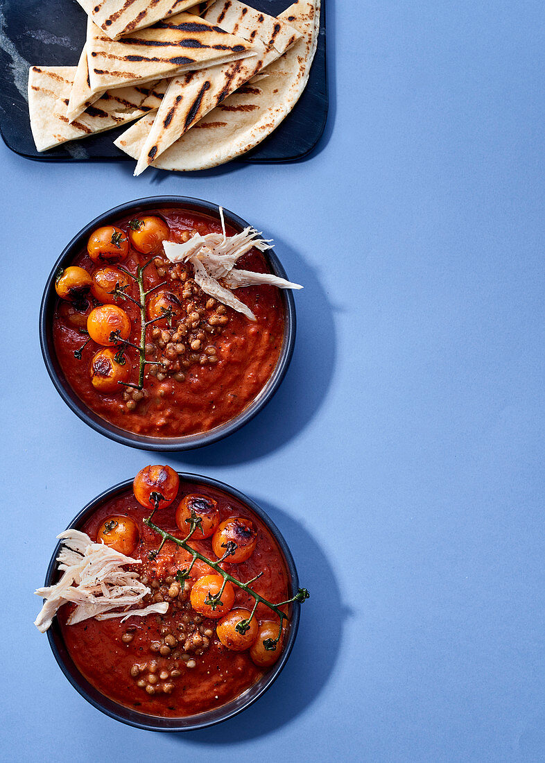 Tomaten-Paprika-Suppe mit Linsen und Hähnchenfleisch