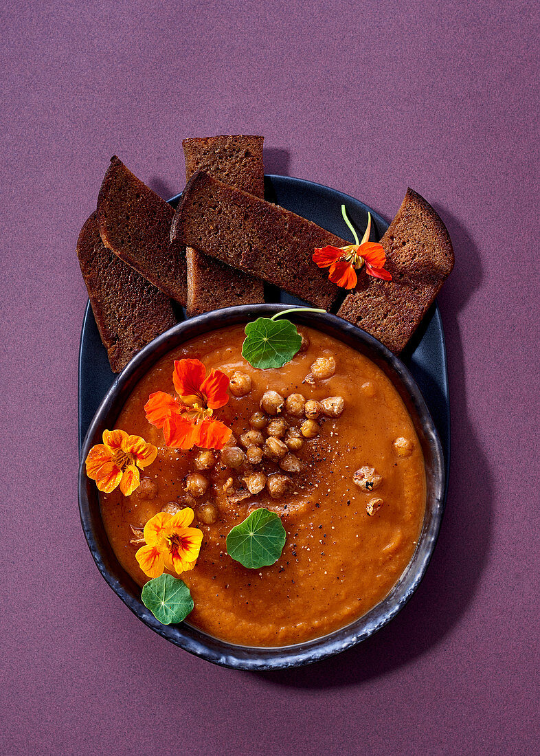 Kürbissuppe mit Zimt, Süsskartoffel, Mandarine und knusprigen Kichererbsen