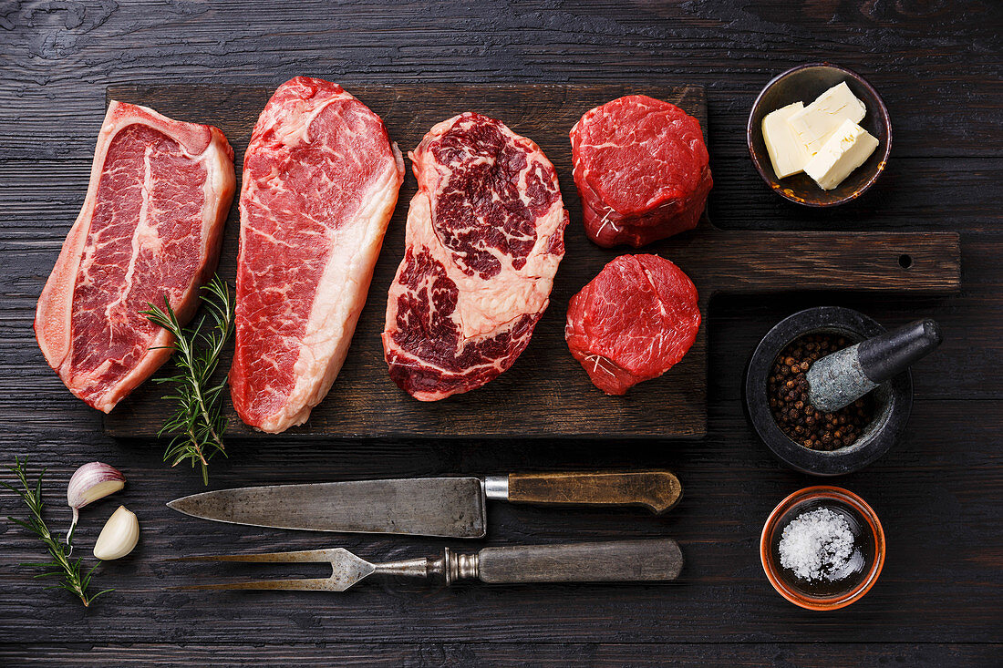 Verschiedene Black Angus Steaks: Blade on Bone, Striploin, Rib Eye und Filet Mignon