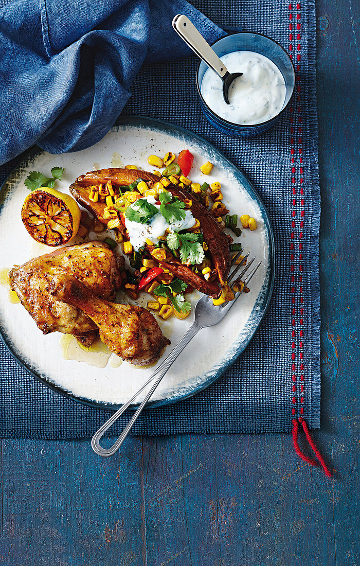 Gebratenes Cajun-Huhn mit Süßkartoffeln, Mais und Paprika