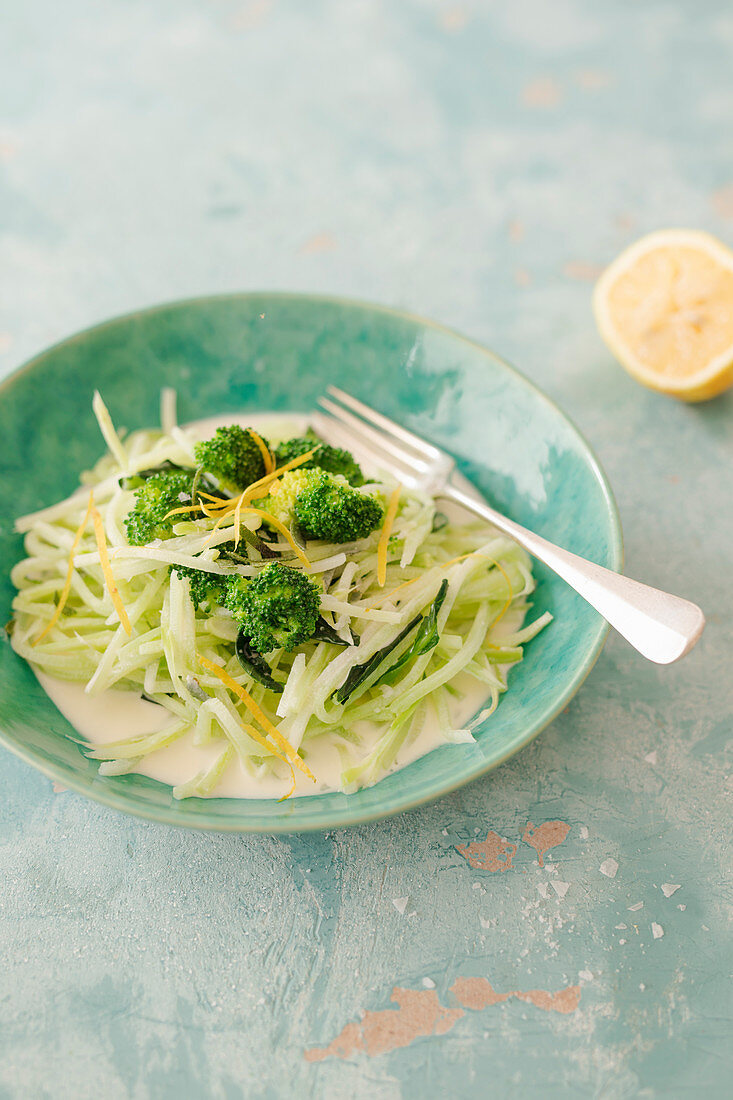 Broccoli and vegetable noodles with sage and lemon sauce (vegan)