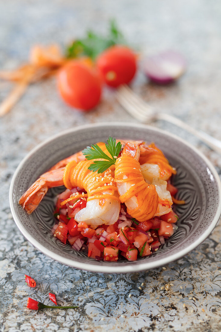 Garnelen im Süsskartoffelmantel mit mexikanischer Salsa