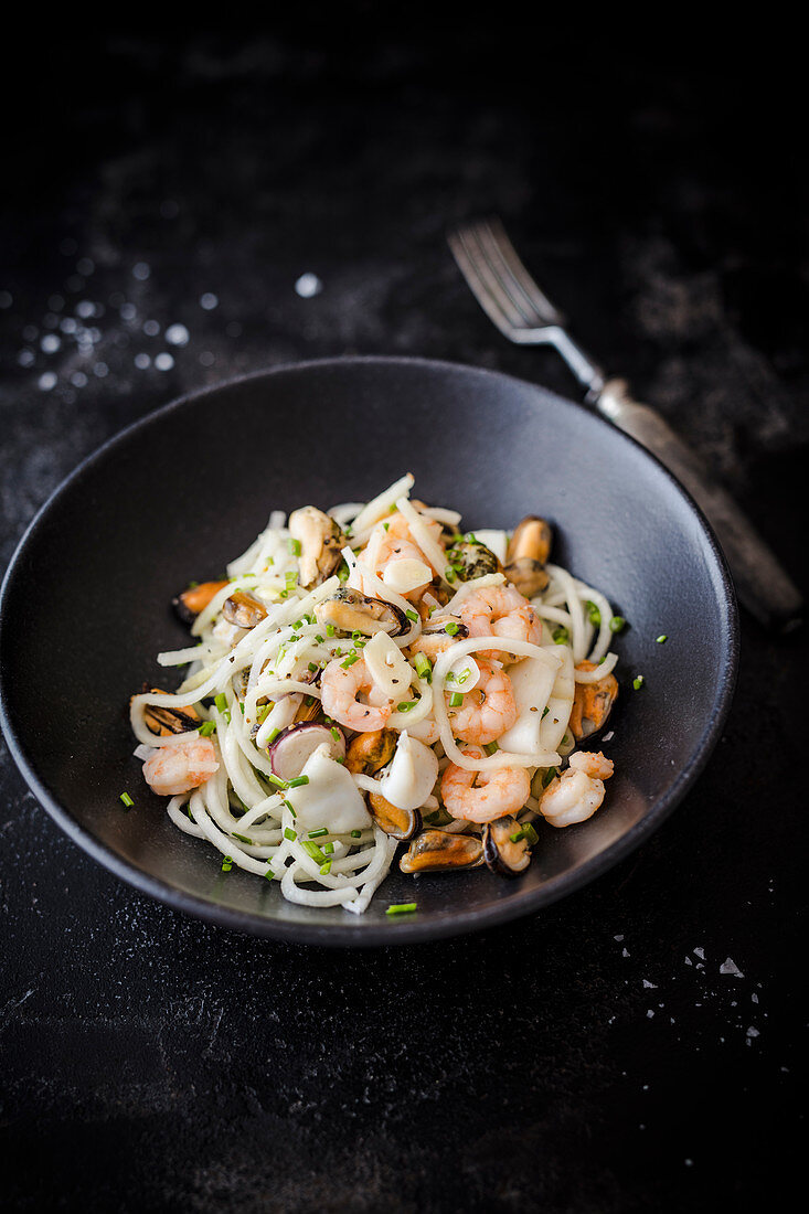 Kohlrabi spaghetti with seafood and chives