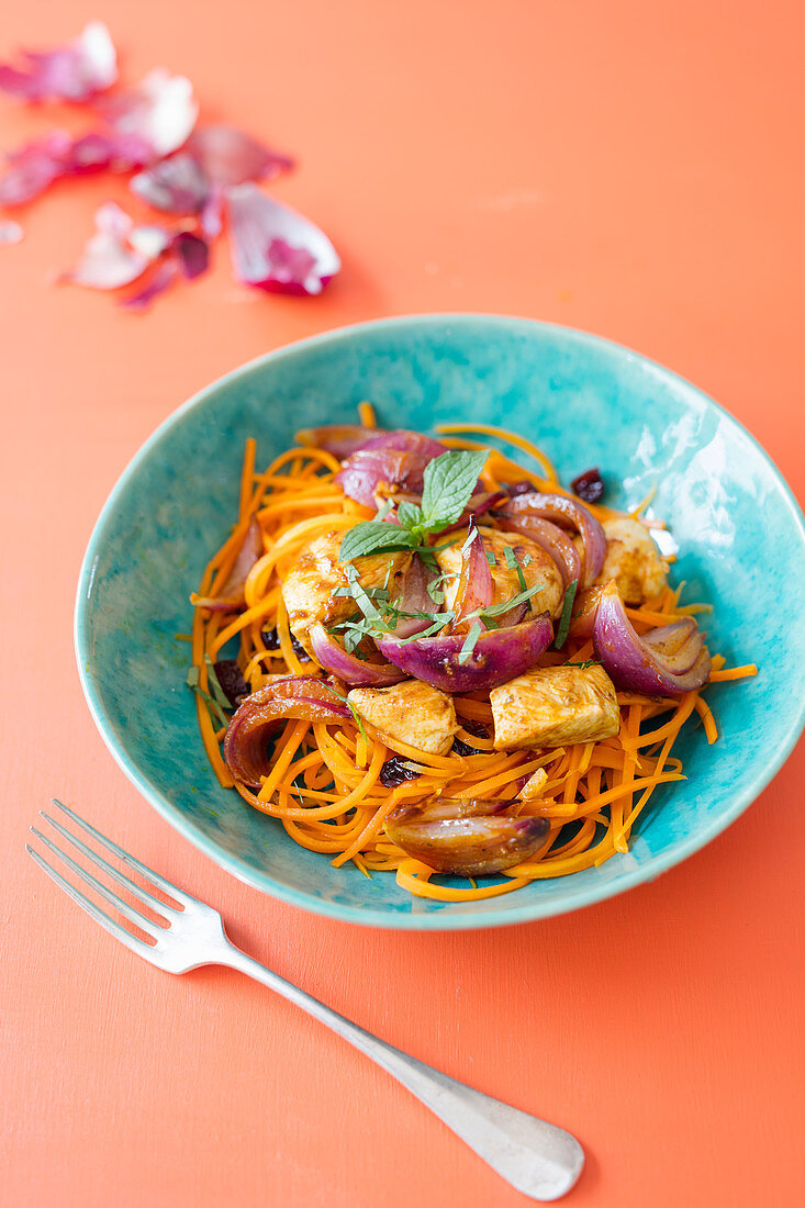 Carrot spaghetti with curried chicken, cranberries and mint