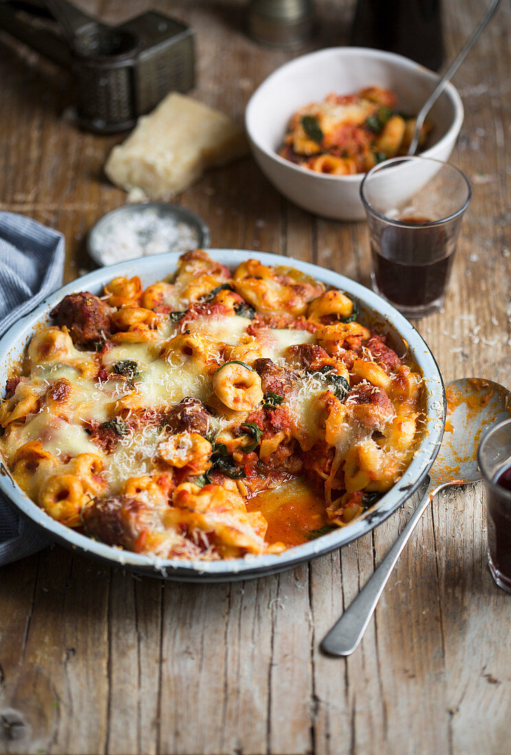 Überbackene Tortelllini mit Fleischbällchen und Tomatensauce