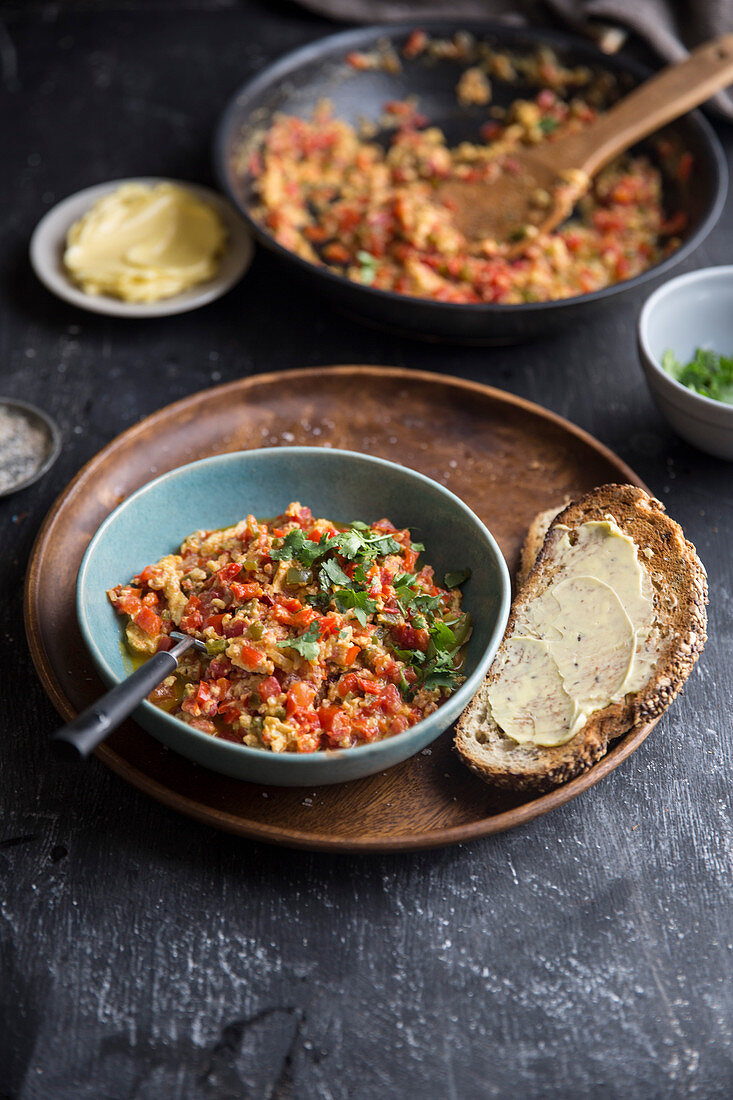 Rührei mit Tomaten und Butterbrot (Türkei)