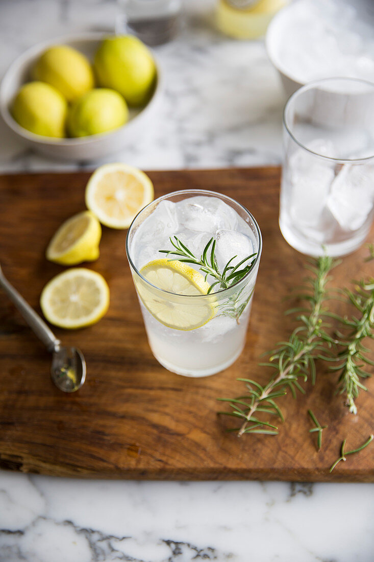 Gin Tonic mit Zitrone und Rosmarin