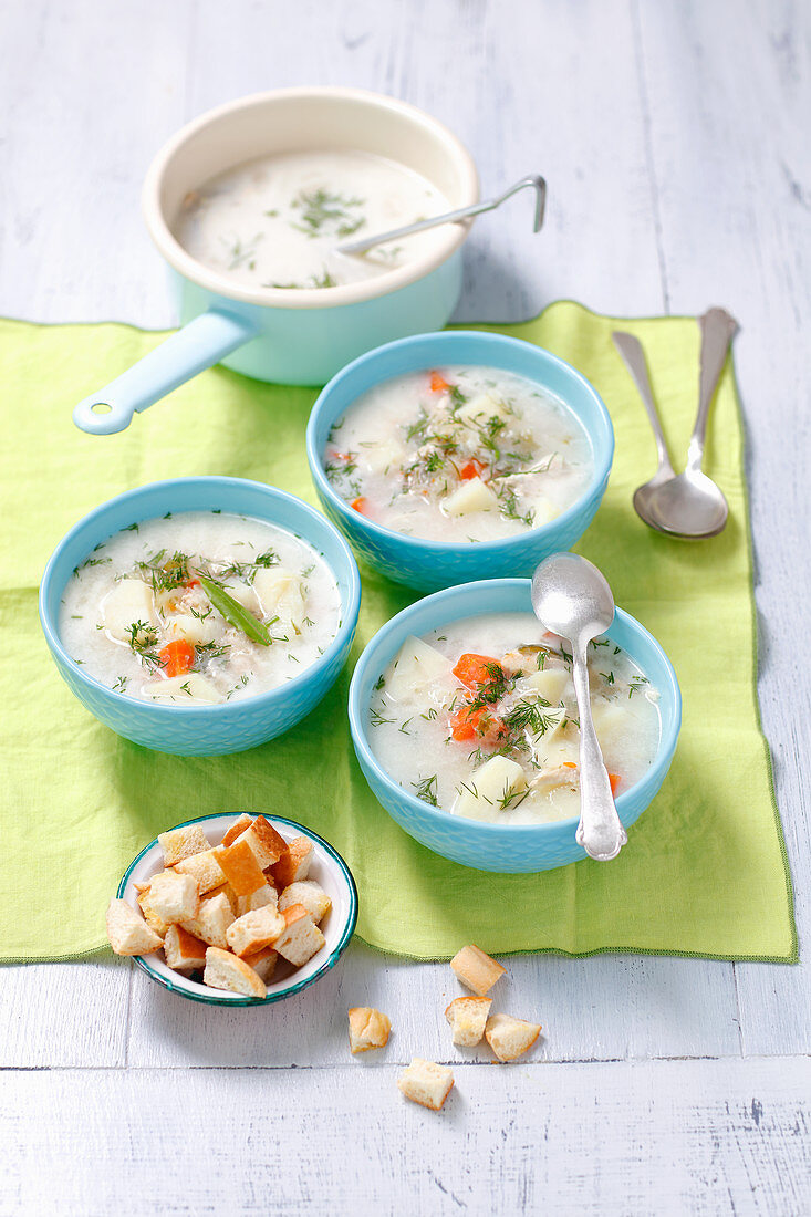 Sour cucumber soup with chicken and cream