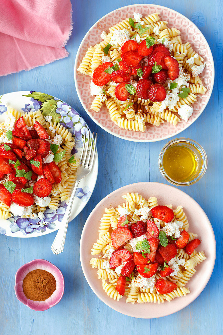 Pasta with strawberries and quark