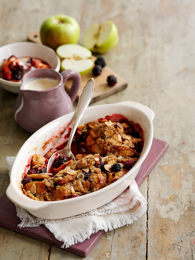 Apfel-Brombeer-Crumble mit Mandelblättchen