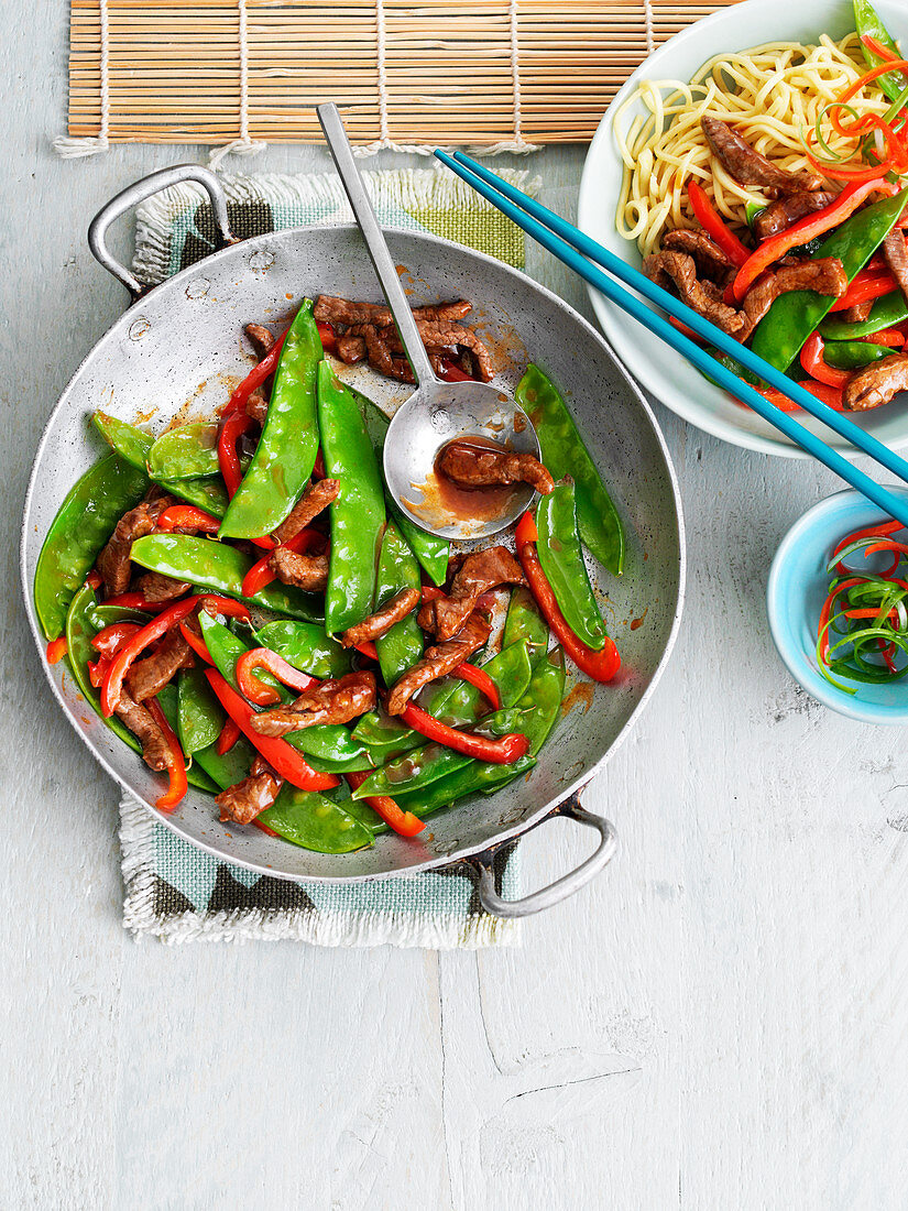 Beef and ginger stir fry with mangetout, peppers and noodles (Asia)