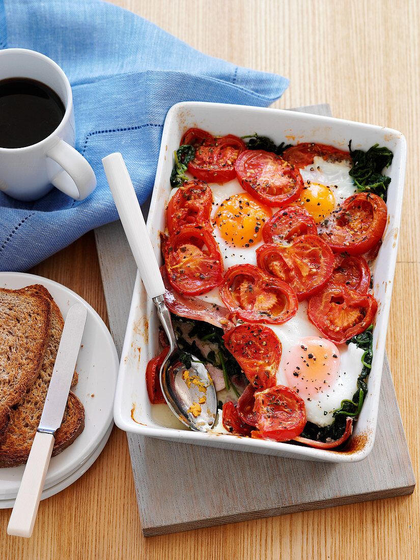 Eggs Florentine mit Tomaten zum Frühstück