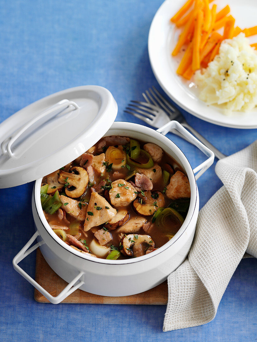 Hotpot mit Hähnchen, Bacon und Thymian