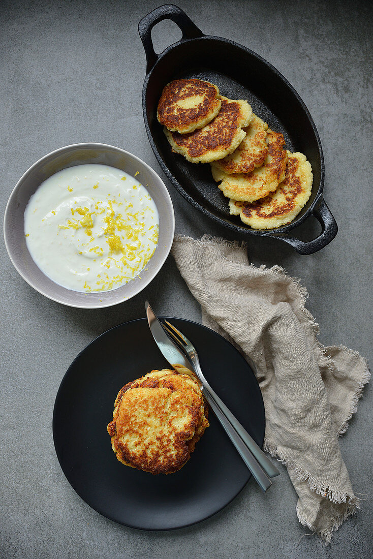 Gebratene Blumenkohl-Pancakes mit Zitronensauce