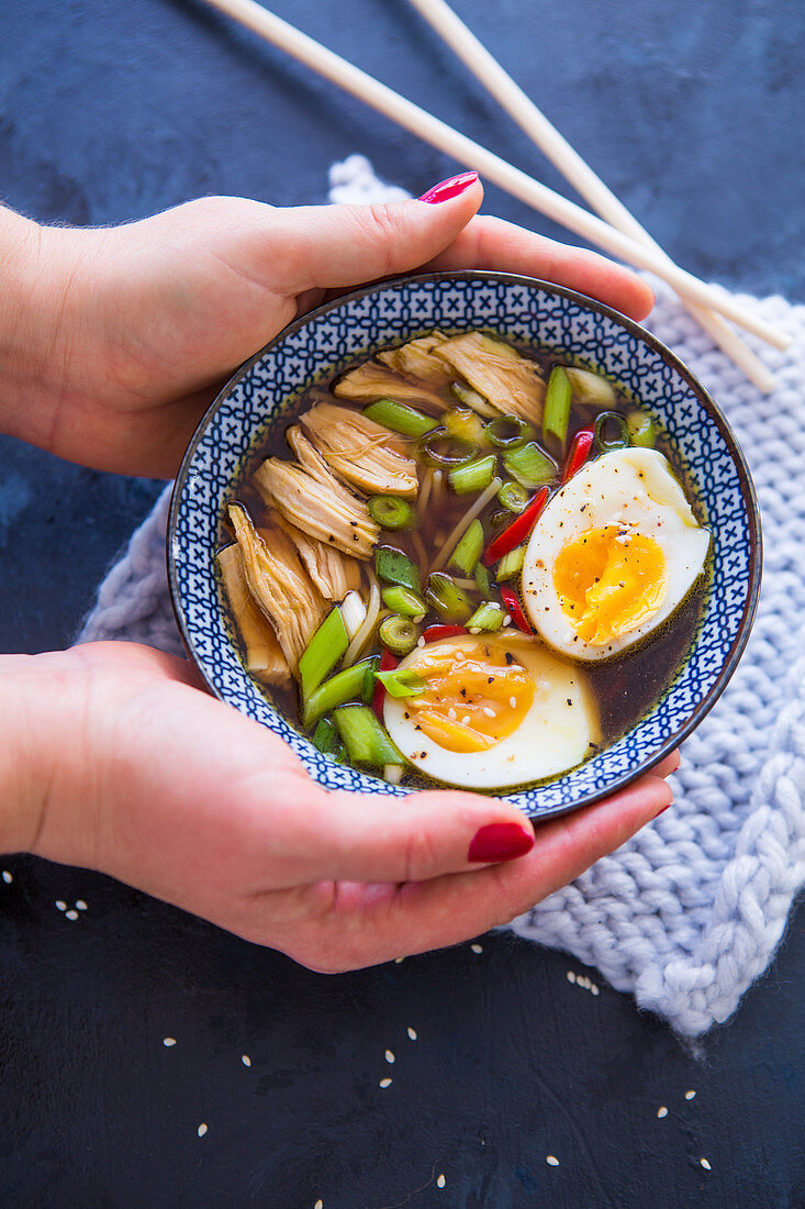 Ramen-Suppe mit Huhn und Ei in asiatischem Schälchen (Japan)