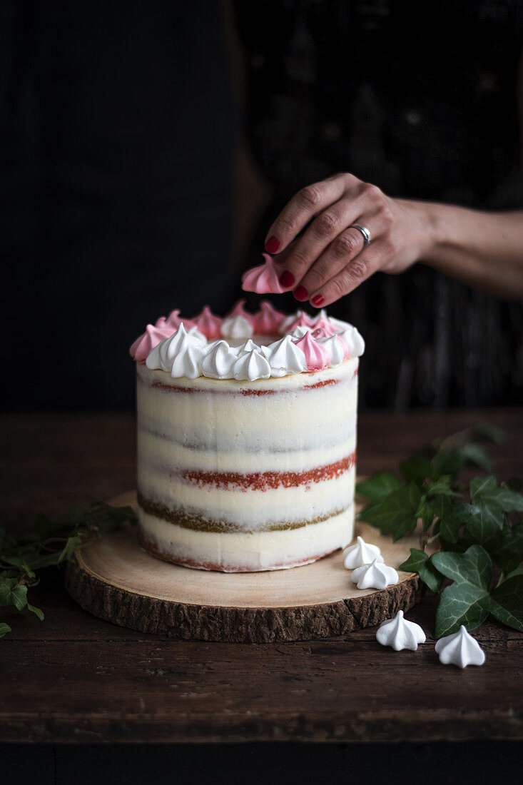 Cranberry-Vanille-Schichtkuchen mit Baiserkranz