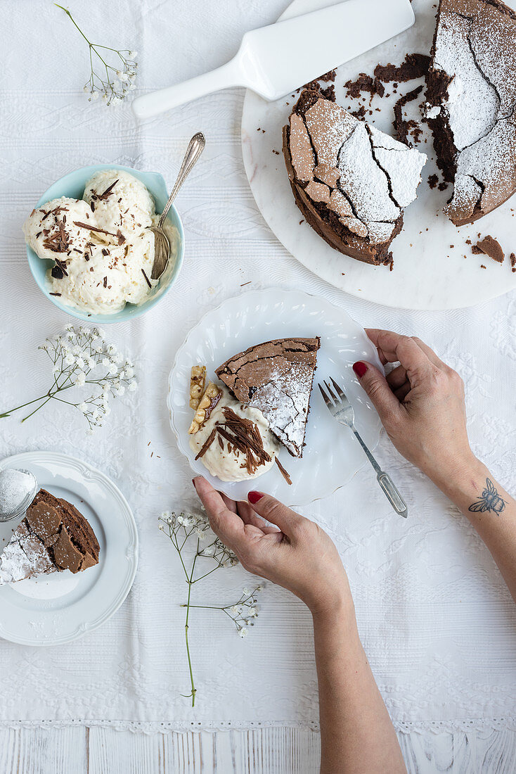 Schokoladen-Haselnuss-Torte mit Eiscreme
