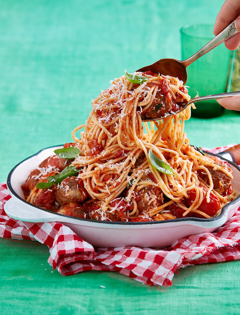 Spaghetti und mit Käse gefüllte Fleischbällchen