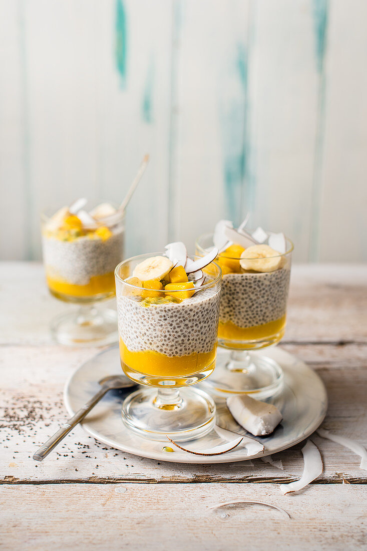 Kokosnuss-Mango-Chiapudding in Gläsern