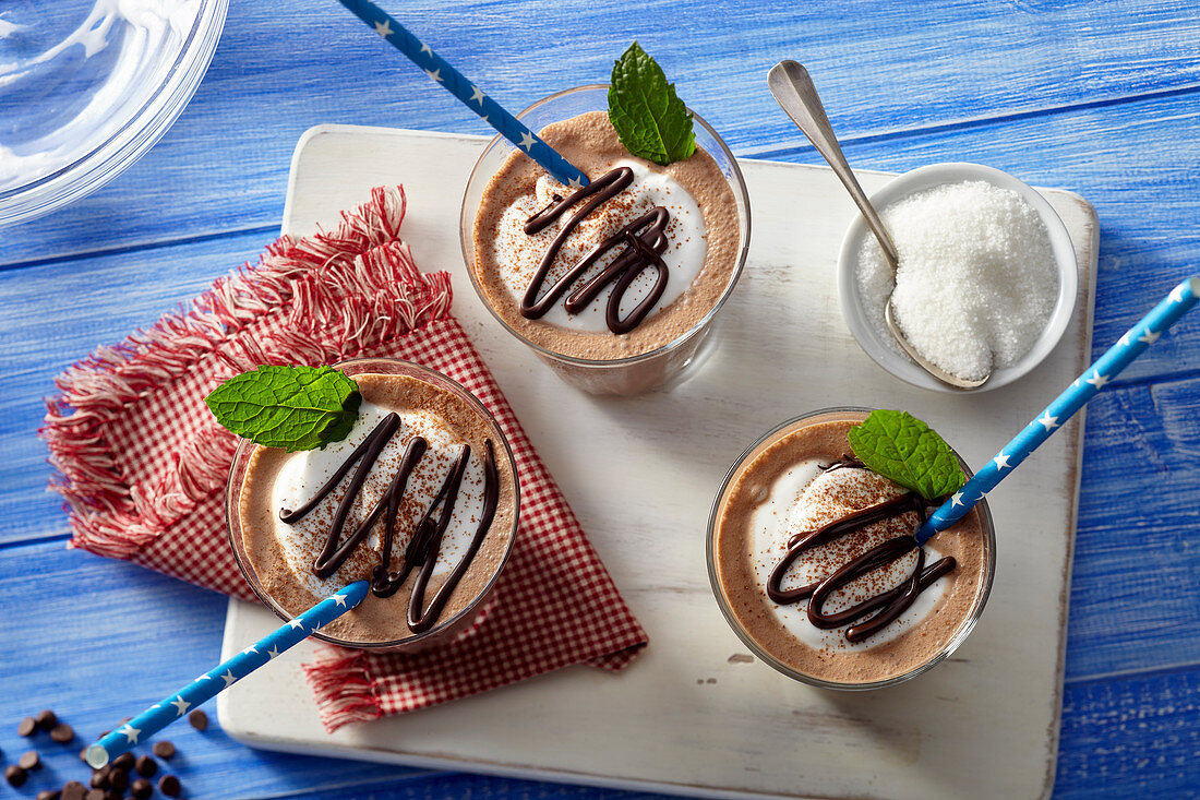 Coffee frappes with chocolate and mint