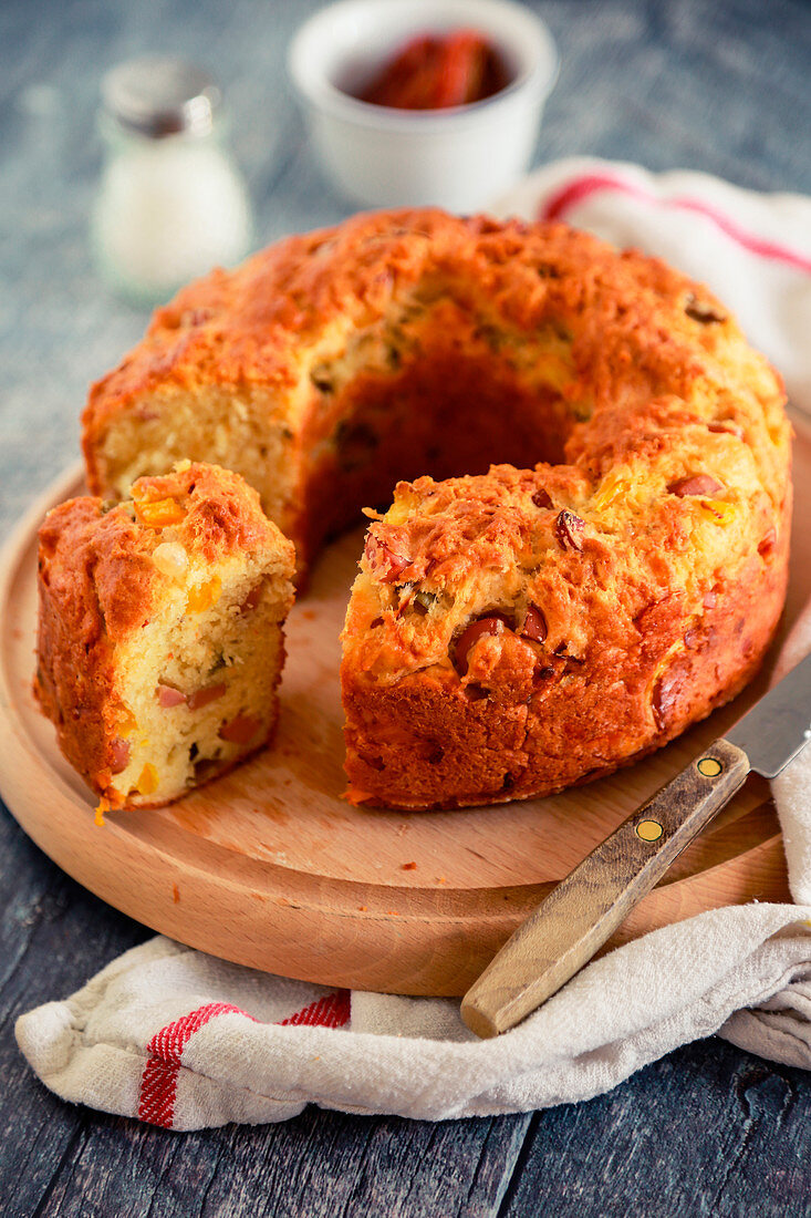 Pikanter Kranzkuchen mit Wurst, Provolone, Oliven und getrockneten Tomaten