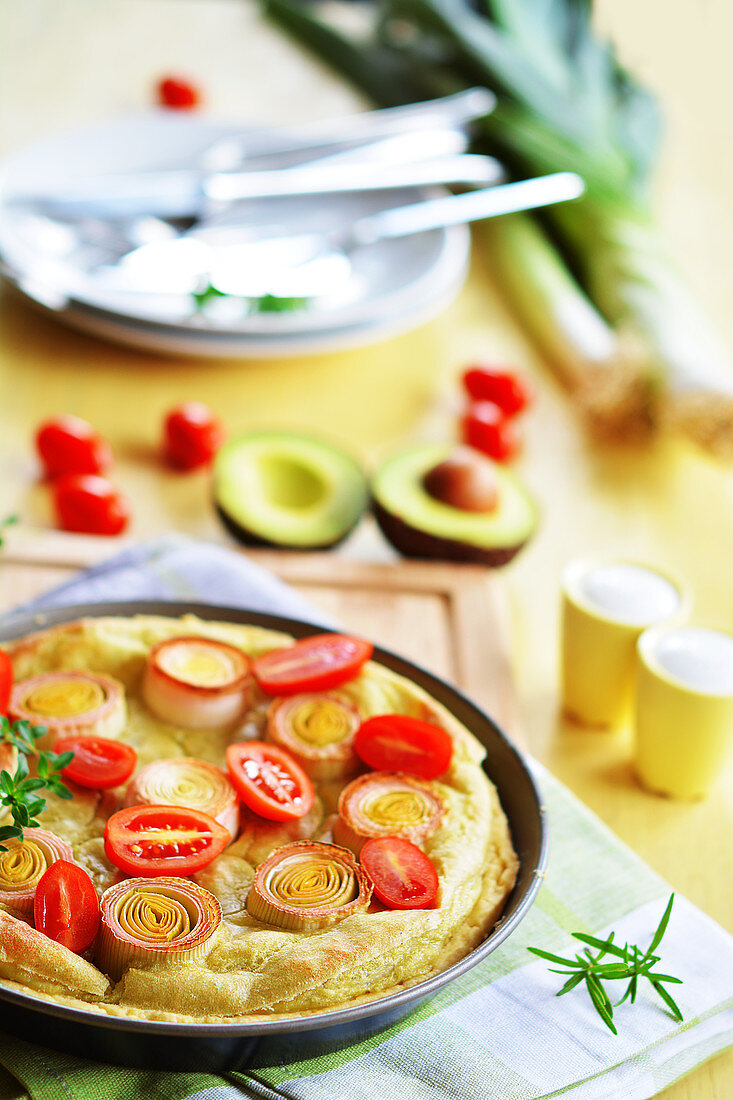 Tarte mit Avocadofüllung, Porree und frischen Tomaten