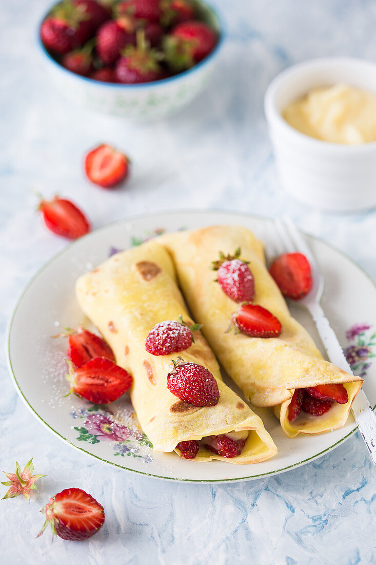 Crepes mit Vanillecreme und frischen Erdbeeren