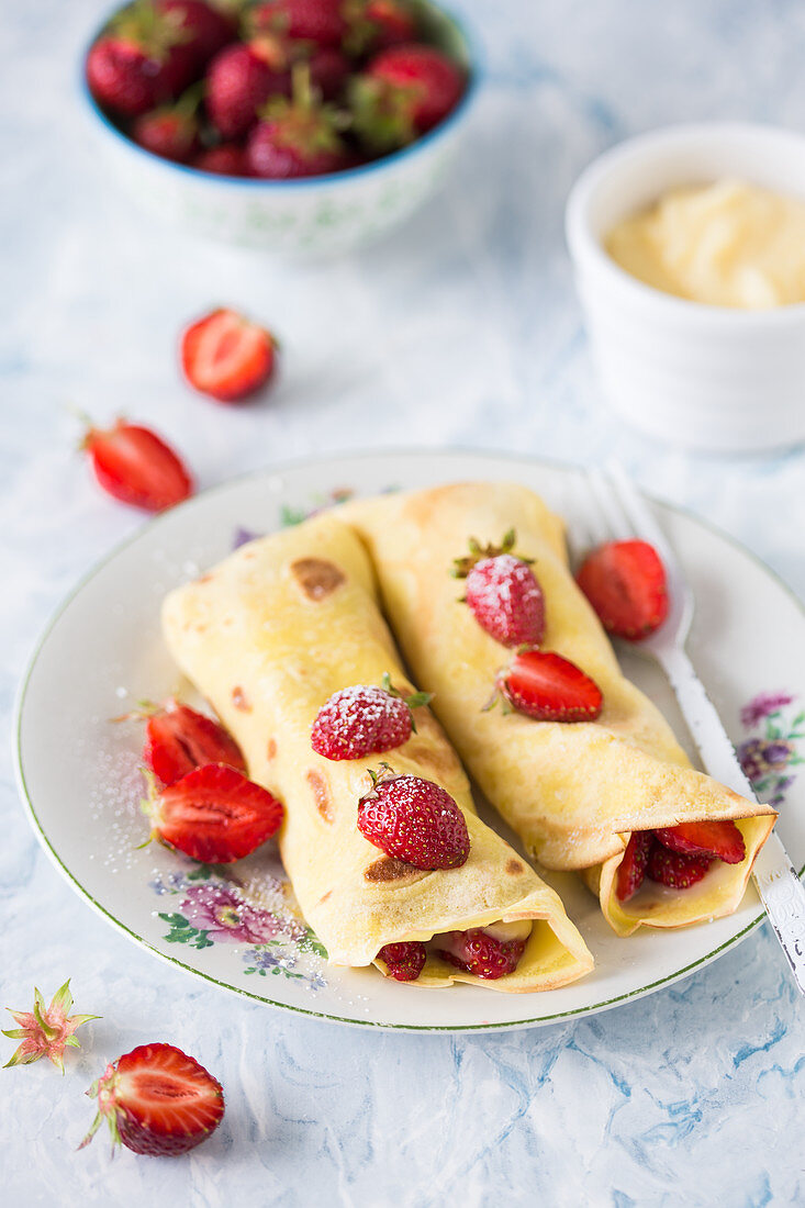 Crepes with vanilla cream and fresh strawberries