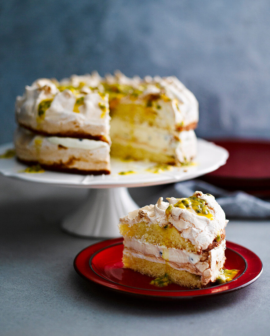 Passionsfrucht-Baiser-Kuchen, angeschnitten