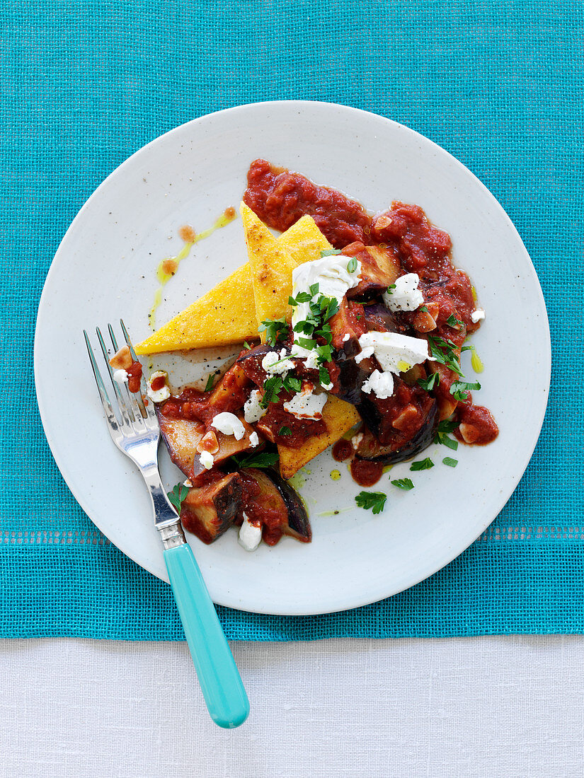 Aubergineneintopf mit Spinat und Polenta