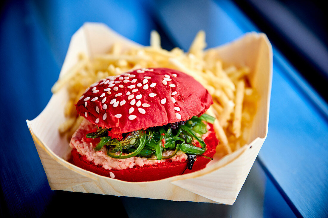 Ein roter Burger mit Krebsfleisch und Algen