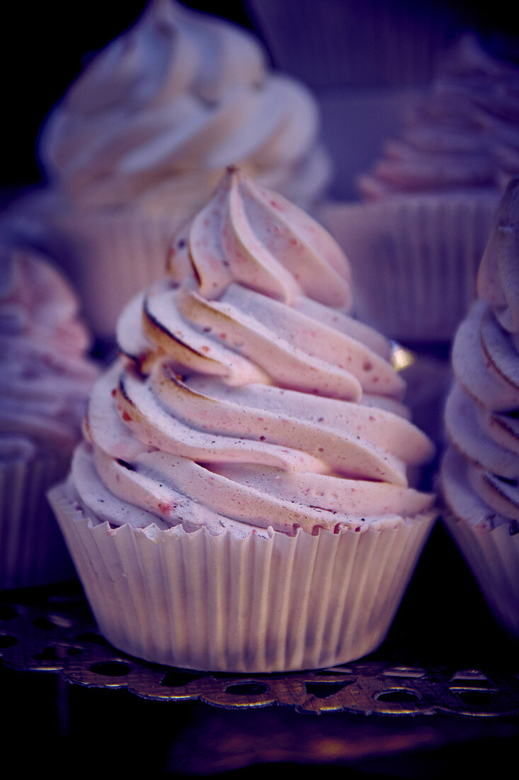 Meringue tartlets in paper cases