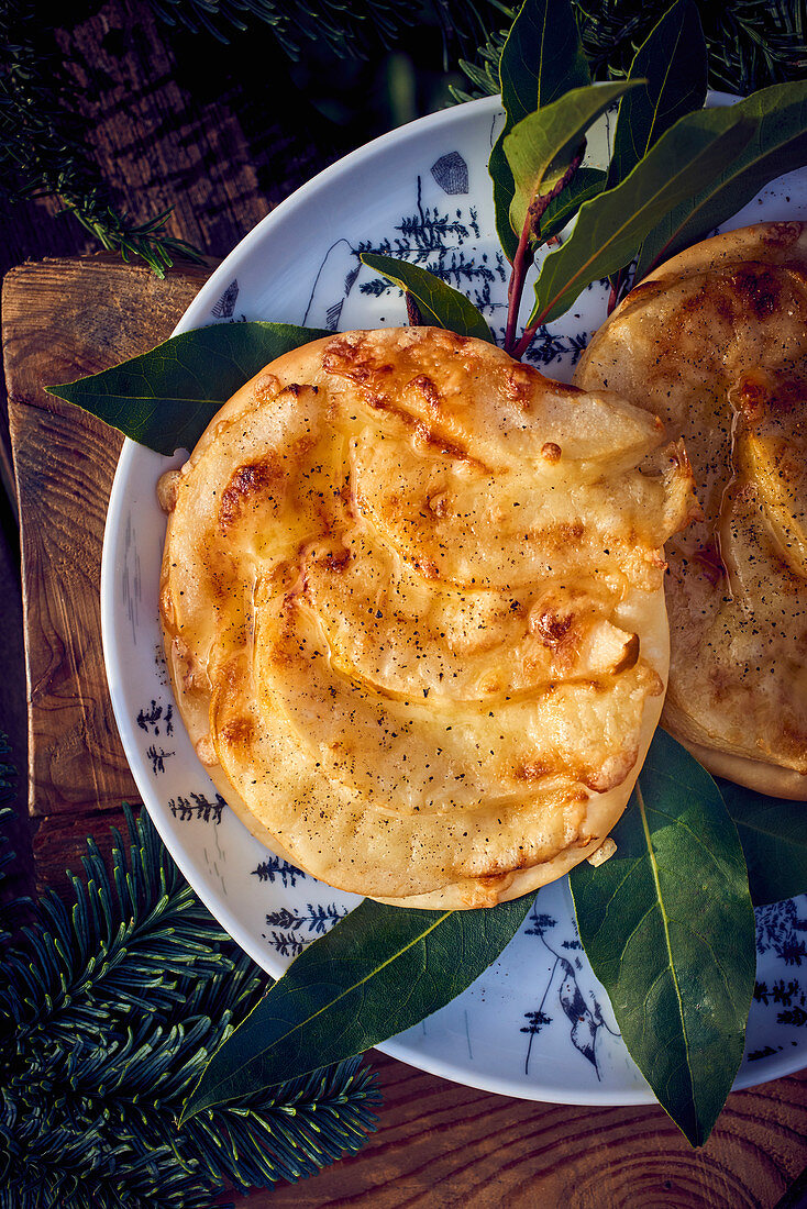 Mini pizzas with pears and cheese