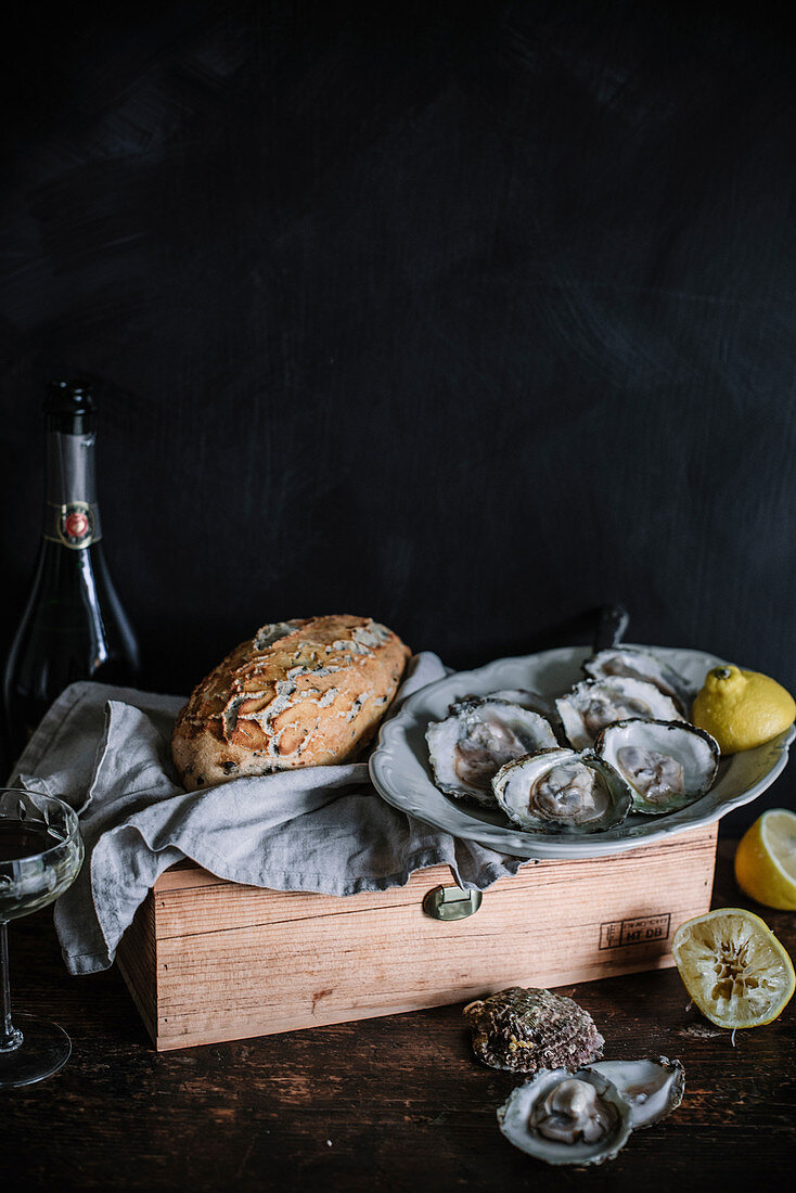 Frische Austern mit Zitronen und Brot