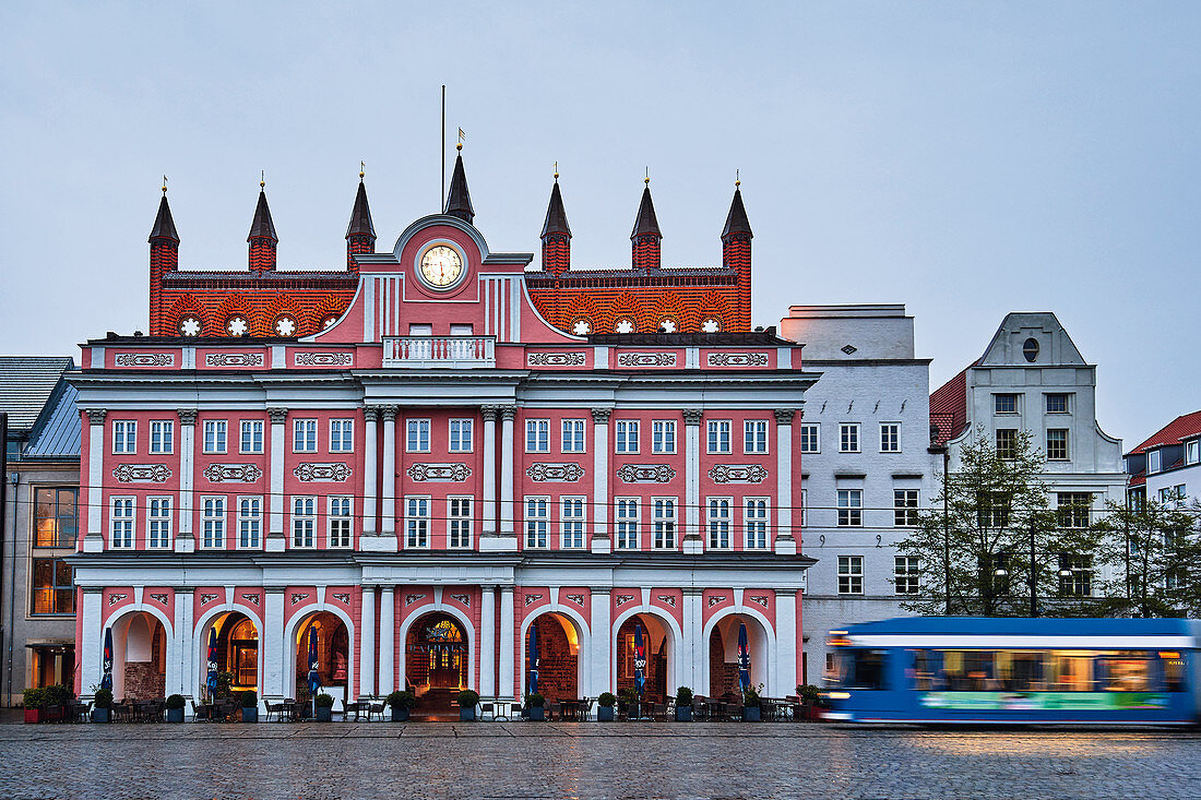 Das rostocker Rathaus mit gotischer Backsteinwand und barockem Vorbau