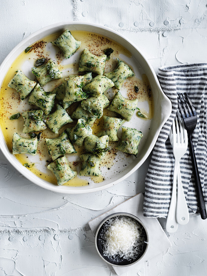 Spinat-Ricotta-Gnudi mit brauner Butter