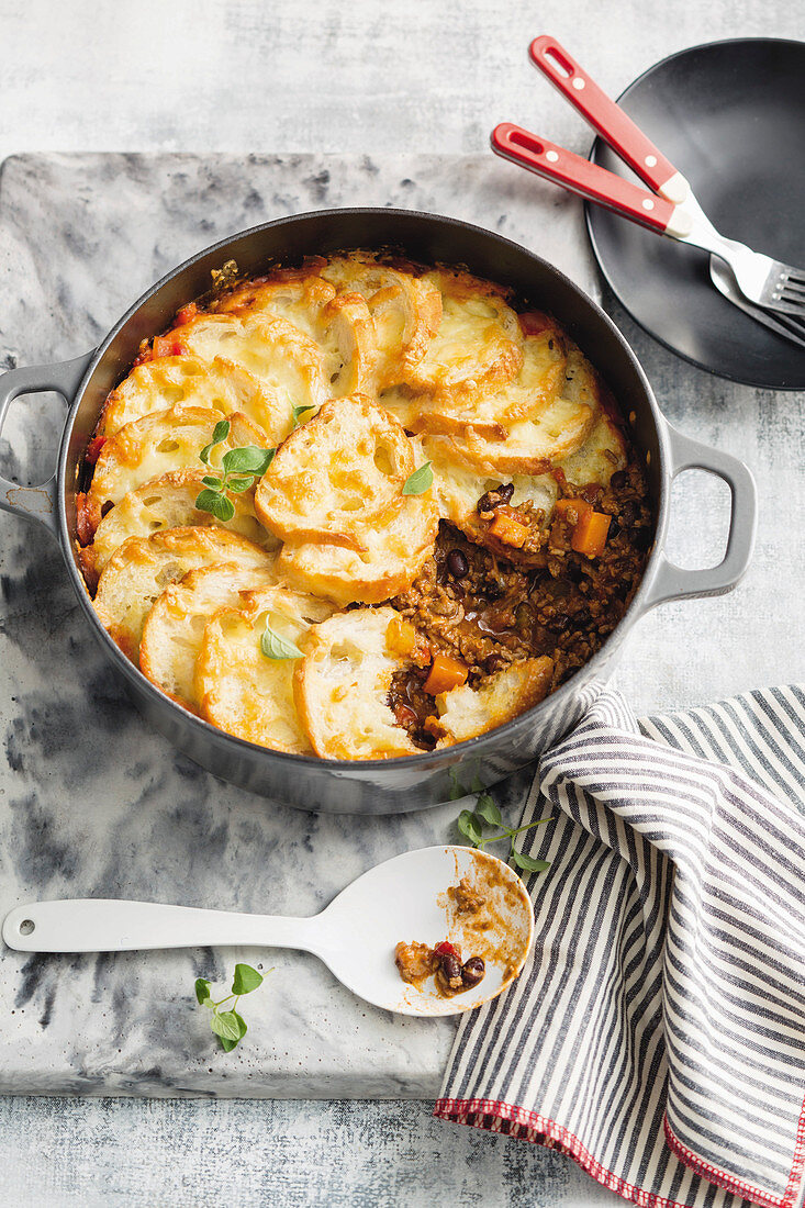 Cheesy toast-topped chilli con carne