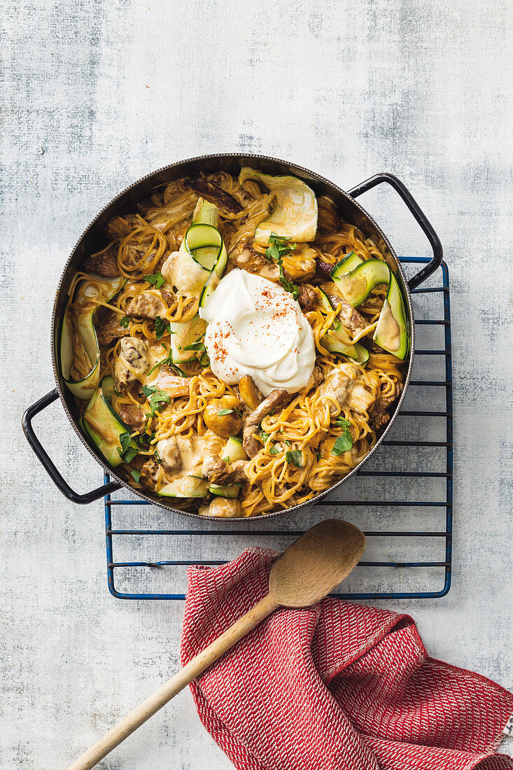 Rindfleischpfanne Stroganoff mit Zucchini und Nudeln