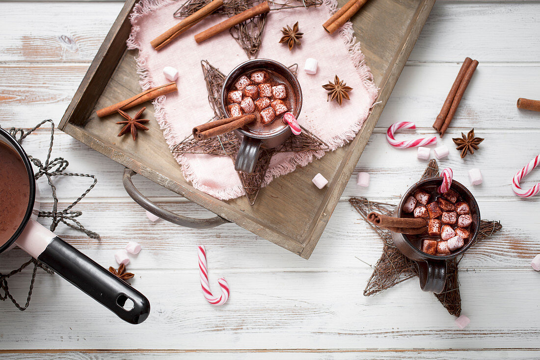 Heiße Schokolade mit Pfefferminze und Marshmallows